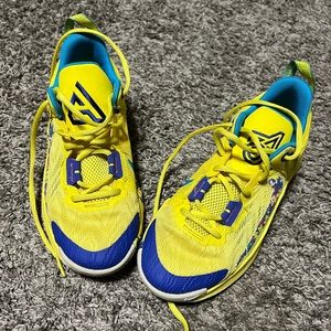 Boys Giannis Nike size 5Y